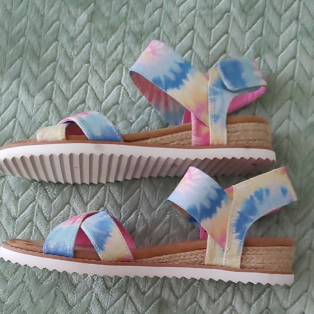 FIRST OFFER ACCEPTED! BOBS from Skechers Tie-Dye Sandals - Picture 5 of 8